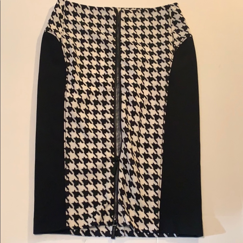 Michael Kors Skirt Size 2 Color Black and white pr